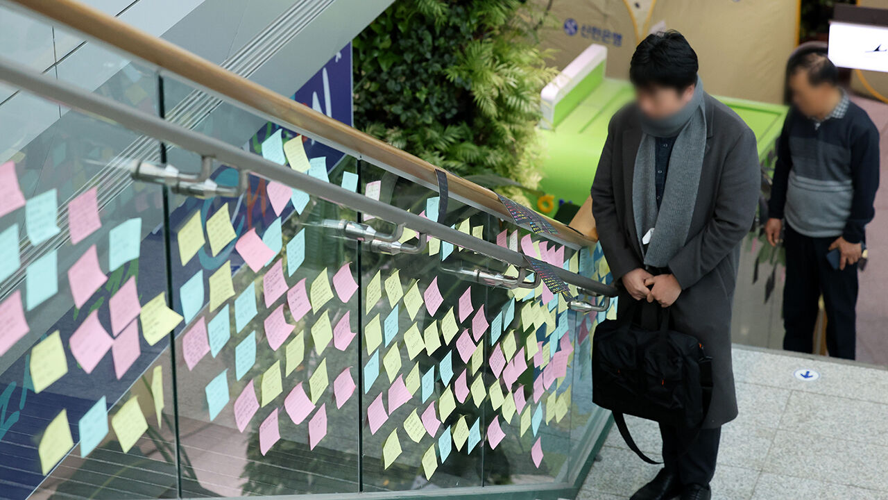 제주항공 여객기 참사 엿새째인 3일 오전 전남 무안국제공항 대합실 계단에 희생자를 추모하는 메시지가 붙어있다. (사진=연합뉴스)