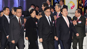 중소기업인들 한자리에&hellip;"민생입법&middot;경제정책 차질 없이 해달라"