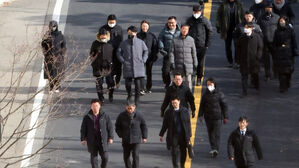 고위공직자범죄수사처가 윤석열 대통령의 체포영장 집행에 나선 3일 서울 용산구 한남동 대통령 관저 경내에서 공수처 수사관 등이 내려오고 있다.(사진=연합뉴스)
