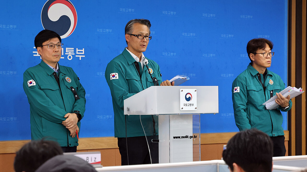 국토교통부 유경수 항공안전정책관(가운데)이 3일 오후 정부세종청사에서 열린 '무안 공항 제주항공 여객기 사고 브리핑'에서 기자들의 질문에 답하고 있다.