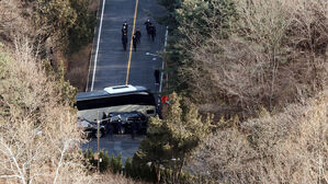차량 막힌 관저 경내 도로 (사진=연합뉴스)