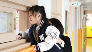 18일 오후 경기도 수원시 팔달구 팔달초등학교에서 열린 신입생 예비 소집에서 예비 초등학생이 부모님과 교실을 살펴보고 있다. (사진=연합뉴스)