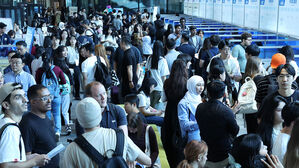 '2024 부산 외국인 유학생 취업박람회'가 열린 9월 27일 오후 부산 남구 경성대 건학기념관을 찾은 외국인 유학생들로 붐비고 있다.