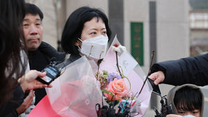사건 발생 24년 만에 재심에서 무죄를 선고받은 김신혜 씨가 6일 전남 장흥군 용산면 장흥교도소에서 취재진의 질문에 답하고 있다.(사진=연합뉴스)