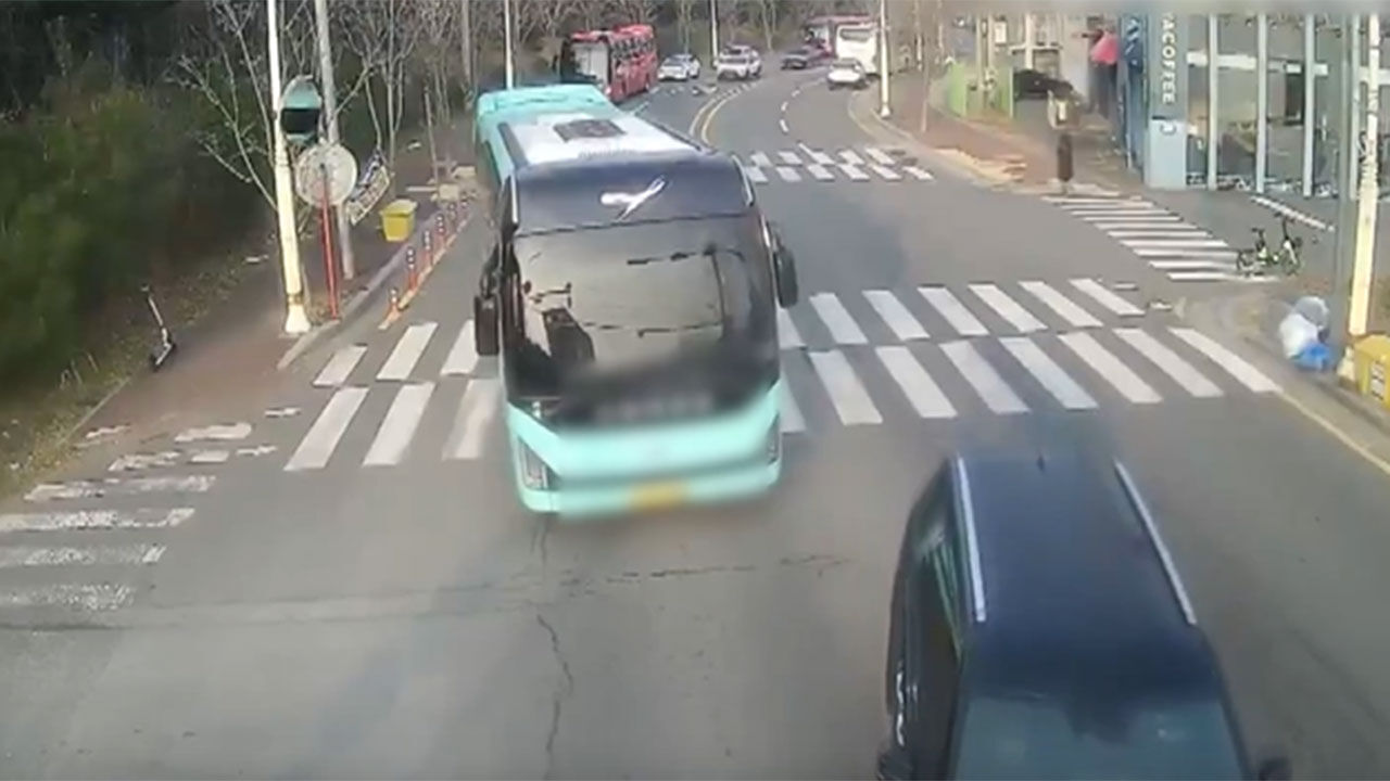 [영상] 대형 관광버스 내리막길서 스르륵 '쾅'...운전자가 없다? - 뉴스 썸네일 이미지