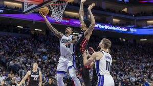 새크라멘토 킹스의 포워드 드마르 드로잔(왼쪽)이 6일 NBA 농구 경기 후반전에 마이애미 히트 센터 켈렐 웨어(가운데)를 제치고 레이업을 하고 있다.(사진=AP, 연합뉴스)