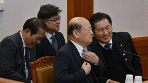 '내란죄 철회' 논란&hellip;윤 대통령-국회 '박근혜 결정문'에 다른 해석