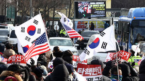 '윤 체포 재시도' 긴장 고조 관저&hellip;밤샘집회 이어 오후도 집결