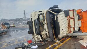 제설 작업차 눈길 미끄러짐 사고(사진=서천소방서 제공, 연합뉴스)