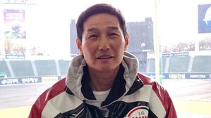 인터뷰하는 염경엽 LG 감독(사진=연합뉴스)