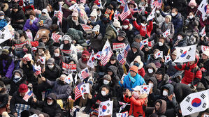 최강 한파에도 윤 대통령 관저 앞은 집회 열기&hellip;찬반단체 집결
