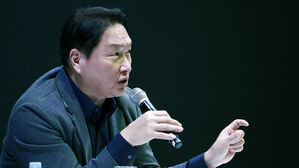 CES 2025, 젠슨 황 만난 최태원 "SK하이닉스 개발 속도, 엔비디아 요구 넘어"