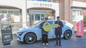 승용차 기증한 김선빈(사진=KIA 타이거즈 제공, 연합뉴스)