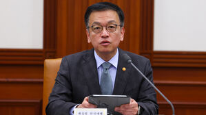 회의하는 최상목 권한대행(사진=대통령실통신사진기자단, 연합뉴스)