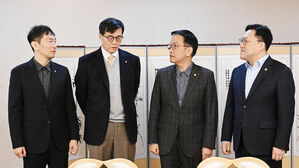 왼쪽부터 이복현 금융감독원장, 이창용 한국은행 총재, 최 권한대행, 김병환 금융위원장.