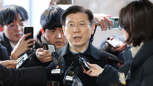 경찰 출석 경호처장 "대통령 걸맞은 수사 돼야&hellip;현 방식 안돼"