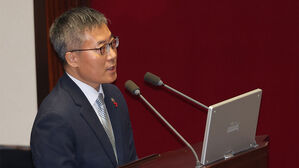 김석우 법무부 차관이 9일 오후 국회 본회의에서 '윤석열 대통령 위헌적 비상계엄 선포 내란혐의 및 제주항공 여객기 참사 진상규명' 관련 긴급현안질문에 답하고 있다.