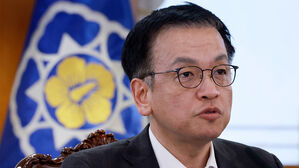 최상목 대통령 권한대행 부총리 겸 기획재정부 장관이 10일 정부서울청사에서 열린 '주요 현안 해법회의(사회1 분야)'를 주재하고 있다.