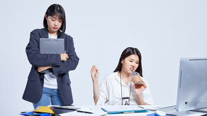 "윗사람인 것처럼 말하는 동료&hellip;그의 말투가 거슬리는데, 제가 예민한 걸까요?" [스프]