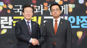 이재명 대표와 악수하는 최상목 권한대행(사진=연합뉴스)
