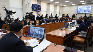 13일 오전 서울 여의도 국회에서 열린 행정안전위원회 전체회의에서 경찰청장 직무대행를 맡은 이호영 경찰청 차장이 의원 질의에 답하고 있다.(사진=연합뉴스)