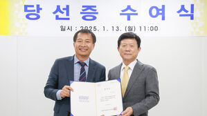 육현표(오른쪽) 대한육상연맹회장이 연임에 성공해 13일 서울 송파구 대한육상연맹 사무실에서 송기호 선거관리위원장으로부터 당선증을 받고 있다.(사진=대한육상연맹 제공, 연합뉴스)