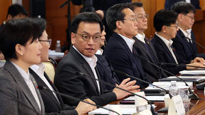 최상목, 윤 체포 시도 때 경찰 전화해 "경호처 막고 있나, 잘 협의하라"