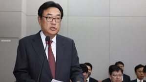 정진석 "방문조사&middot;제삼의 장소 검토"&hellip;윤 대통령 변호인단 "논의된 바 없어"