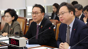 복지위 현안질의…의대 증원 갈등·예산 삭감 두고 공방