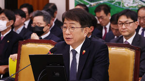 국토장관 "활주로 비상대비 지역에 위험 시설물 둔 것 잘못돼"