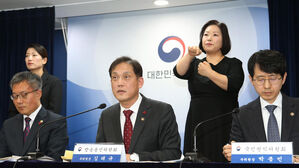 브리핑하는 김태규 방통위원장 직무대행(사진=방통위 제공, 연합뉴스)