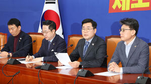 원내대책회의에서 발언하는 박찬대 원내대표(사진=연합뉴스)