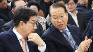 이야기하는 권영세 비대위원장과 권성동 원내대표(사진=연합뉴스)