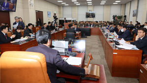 14일 오후 서울 여의도 국회에서 열린 '윤석열 정부의 비상계엄 선포를 통한 내란 혐의 진상규명 국정조사 특별위원회의'에서 안규백 위원장이 의사봉을 두드리고 있다.(사진=연합뉴스)