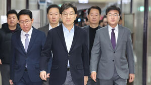 권성동 "공수처&middot;경찰, 영장집행 당장 중단하라"