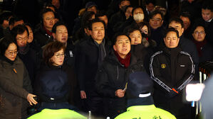 여당 의원 30여 명, '윤 영장 저지' 관저 집결&hellip;"불법 체포 중단하라"