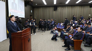 민주 "윤 대통령 체포, 헌정질서 회복 첫걸음&hellip;정의 살아있음을 확인"
