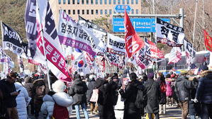 공수처 앞 윤 지지자들 "불법 영장 무효"&hellip;일부 밤생 집회 예고