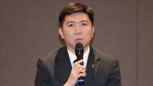 취재진 질문에 답하는 유승민 대한체육회장 당선인(사진=연합뉴스)