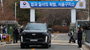 윤 경호는 구치소 담벼락까지&hellip;경호구역 지정 시 양측 권한 충돌