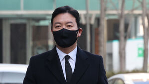 '윤 대통령 체포 저지' 경호차장 경찰 출석&hellip;"정당한 경호 임무 수행"
