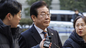 '대장동 배임&middot;성남FC 뇌물' 속행 공판 출석하는 이재명 대표(사진=연합뉴스)