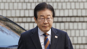 더불어민주당 이재명 대표가 17일 오전 서울 서초구 서울중앙지방법원에서 열린 '대장동 배임&middot;성남FC 뇌물' 1심 속행 공판에 출석하고 있다.(사진=연합뉴스)