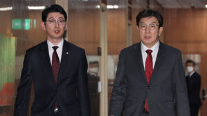 국회의장실 나서는 권성동 원내대표(사진=연합뉴스)