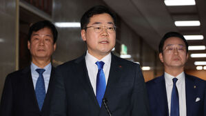 취재진 앞에서 발언하는 박찬대 원내대표(사진=연합뉴스)