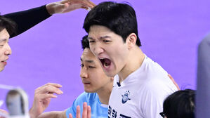 득점 후 기뻐하는 대한항공의 정지석(중앙)(사진=한국배구연맹 제공, 연합뉴스)