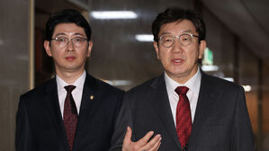 취재진 앞에서 발언하는 권성동 원내대표(사진=연합뉴스)