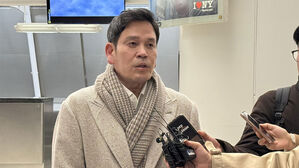 18일(현지시간) 미국 뉴욕 JFK국제공항을 통해 입국한 정용진 신세계그룹 회장이 기자들을 만나는 모습.