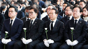 전남 무안국제공항에서 열린 '12.29 제주항공 여객기 참사 희생자 합동 추모식'에서 헌화를 준비하는 여야 대표