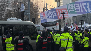 경찰, 서부지법 시위 40명 연행&hellip;경찰폭행 &middot; 법원 침입 등